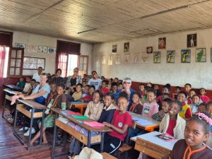 2 membres du CA de Mirana en visite dans une classe où se trouvent des enfants parrainés