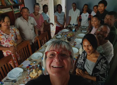 Repas de toute l'équipe de Tana avec 2 membres du CA en visite au centre