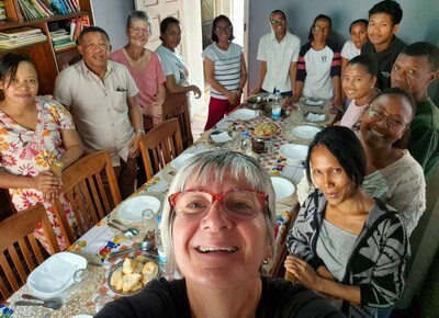 Repas de toute l'équipe de Tana avec 2 membres du CA en visite au centre