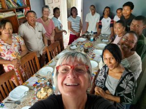 Repas de toute l'équipe de Tana avec 2 membres du CA en visite au centre